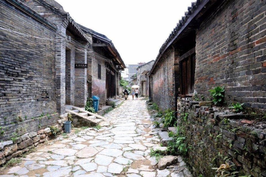 逃离废弃的建筑